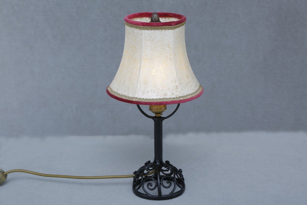 Kovácsoltvas asztali lámpa marhahólyagból készült ernyõvel 75, exkluzív, kézzel készített  vas lámpa  stílusban