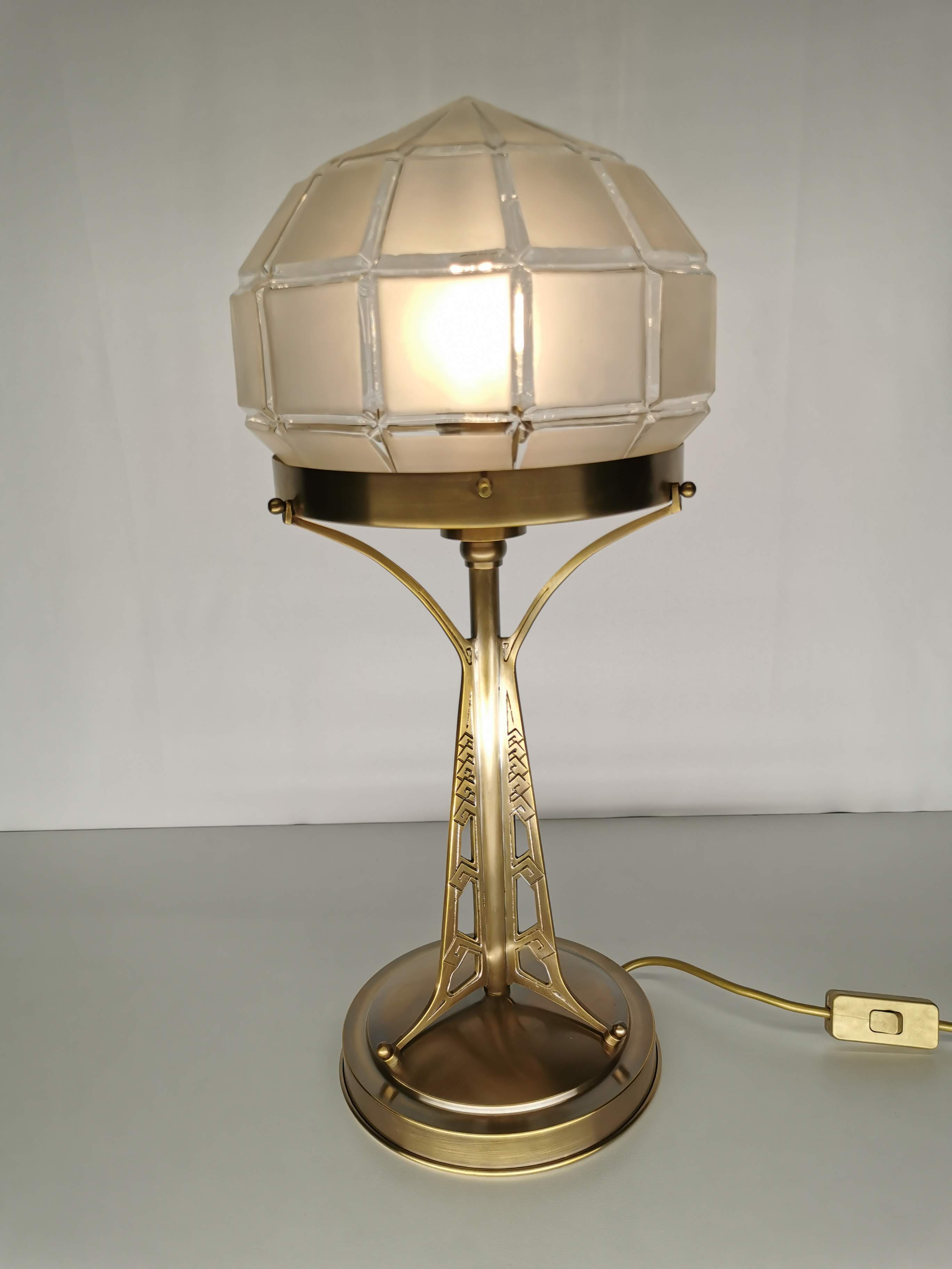 Sárgaréz asztali lámpa antik búrával 268