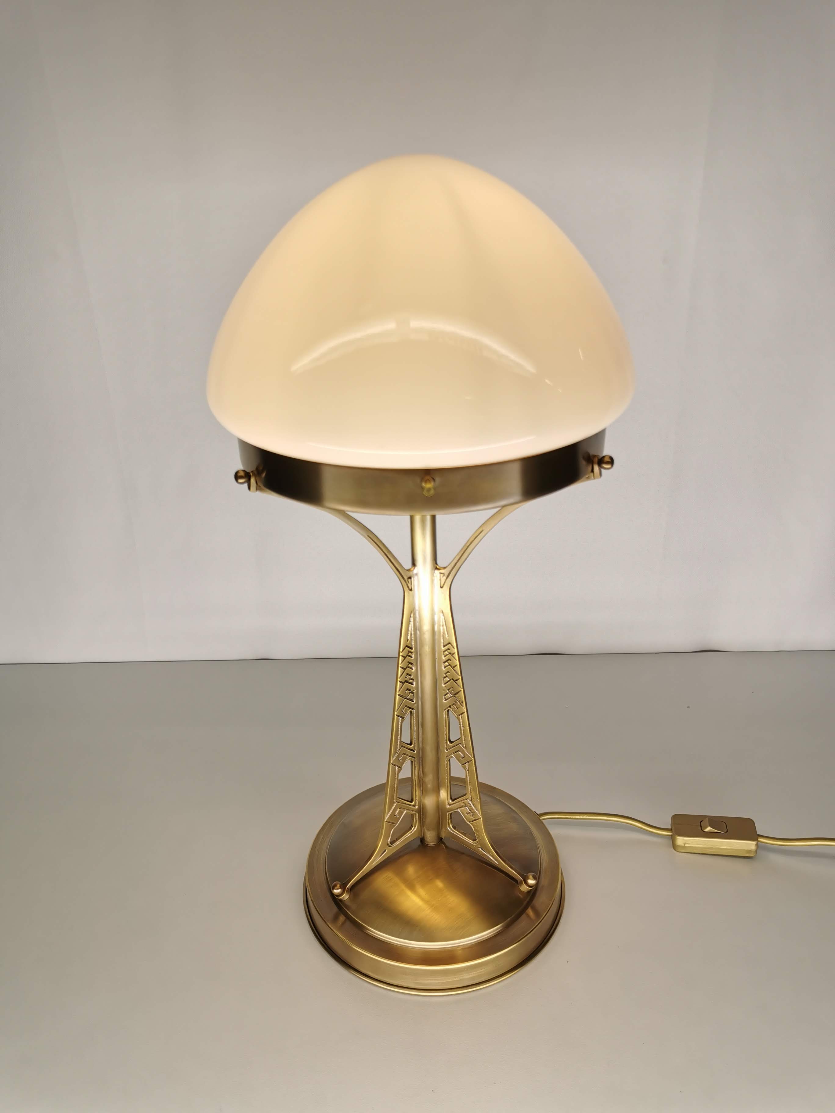 Sárgarézből készült  antikolt asztali lámpa opál üvegbúrával 267